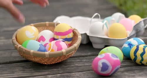 Zeichnen auf Ei für die Osterfeiertage