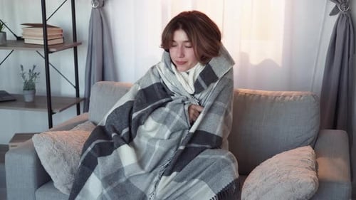 Attraper la grippe frissonnante femme infection Covid malade