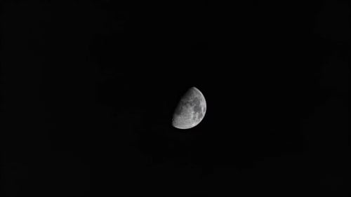 Time lapse : la lune flotte dans un ciel noir nocturne