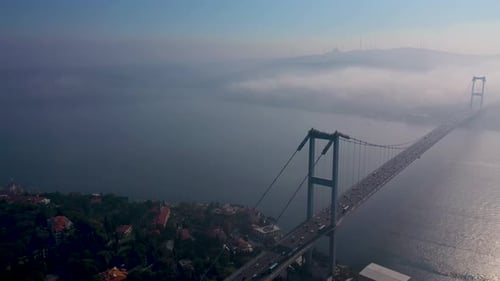 Luftbild der Bosporus-Brücke an einem nebligen Tag in Istanbul, Türkei. 15. Juli Martyrs Bridge