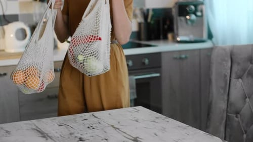 Retrato a la cabeza de una mujer ecológica que lleva comida a casa en una bolsa reutilizable Rbbro