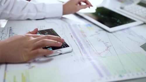 Analysten von Wertpapierinvestmentgesellschaften untersuchen Börsendaten