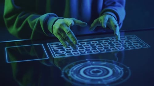 Gros plan Hacker Hands tapant sur un clavier tactile