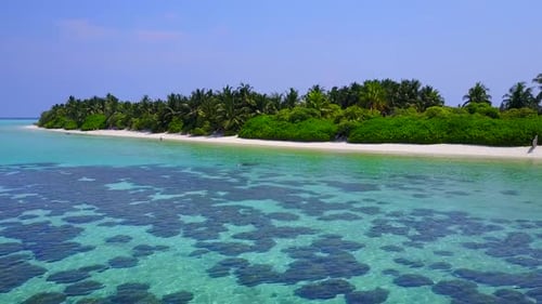Leere Reise des Inselstrandes am blauen Meer mit Sandhintergrund in der Nähe von Wellen