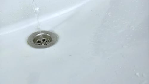 Wasser im Waschbecken