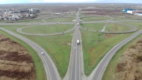 Luftaufnahme von Straßen- und Straßenkreuzungen. Eingang zur Stadt durch die Ringstraße. Autos sind