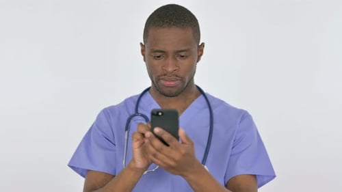 Doctor africano navegando por teléfono inteligente sobre fondo blanco