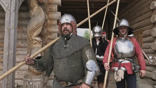 Un grupo de caballeros medievales regresan de la batalla. Campaña militar de caballeros