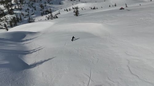 Ein Snowboarder steigt von den Bergen ab Luftbild 4 K