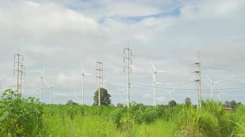 Windturbinen oder Windmühlen, Farmfeld mit Strommasten. Leistung,