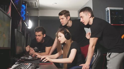 группа геймеров обсуждает игру