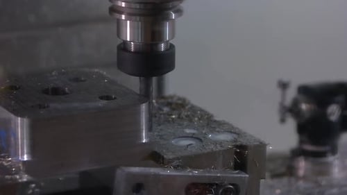 Nahaufnahme eines Bohrers, der ein Metalldetail schleift