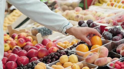 Unkenntlicher Mann kauft frisches Obst