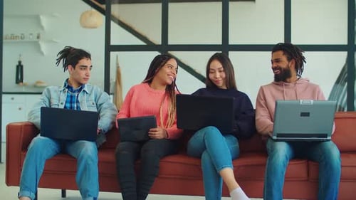 Grupo de estudiantes diversos que se preparan para los exámenes en casa
