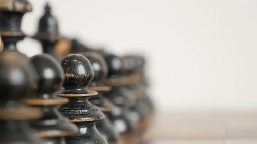 Reihe von Schachfiguren auf dem Spieltisch angeordnet Nahaufnahme 4K 2160p 30fps UltraHD-Aufnahmen - Schwarz pl