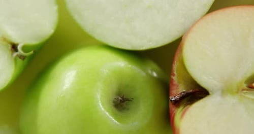 Grüne Äpfel mit Wassertropfen