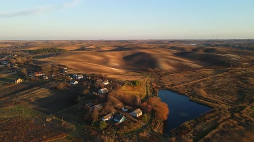 Gemähtes Weizenfeld bei Sonnenuntergang. Dorf der Ukraine