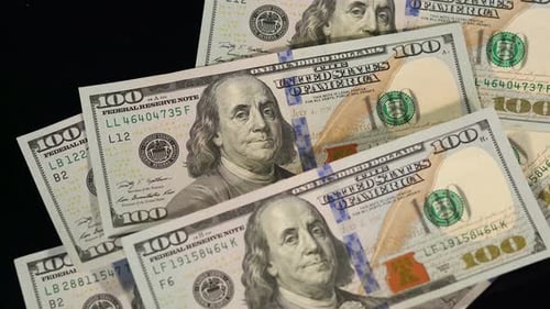 Viele Hundert-Dollar-Scheine auf dem Tisch in Nahaufnahme