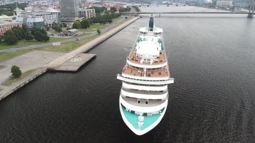 Cruise ship leaving port