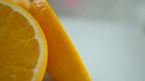 Rebanada de fruta de naranja en cámara lenta