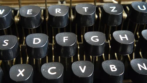 Gros plan des clés de machine à écrire vintage.