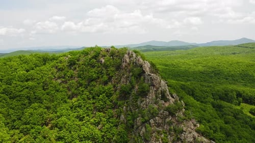 La cruz se encuentra en la cima, en medio de un valle verde