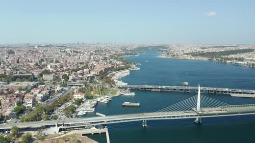 Bosporus-Brücken verbinden Europa und Asien in Istanbul am Tag des blauen Himmels, Drohnenansicht