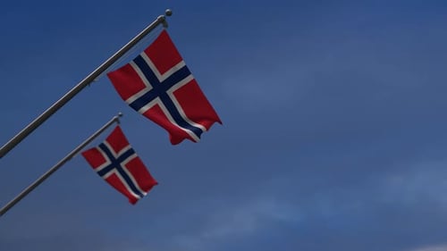 Norwegen-Flaggen im blauen Himmel - 2K
