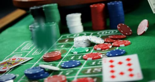 Roulette-Rad, Dollar, Casino-Chips und Spielkarten auf Roulette 4k
