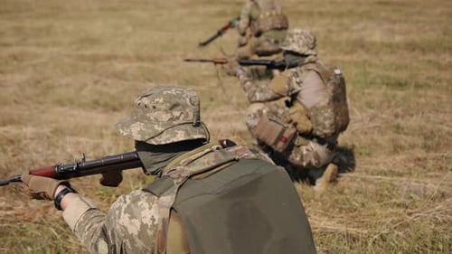 Une attaque contre l'ennemi est en cours par des soldats avec des armes et des munitions