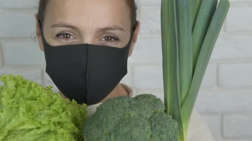 Retrato de una mujer con una máscara con comida