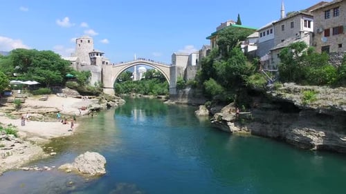 Flug in Richtung berühmter Brücke in Mostar, Bosnien und Herzegowina