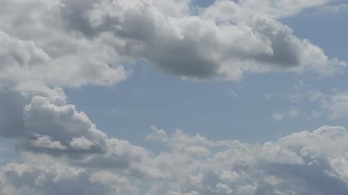 Wolken bewegen sich gegen den blauen Himmel