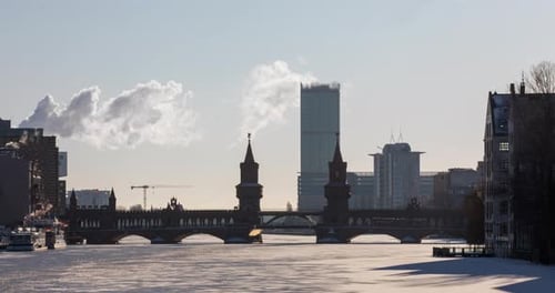 Lap de temps du pont d'Oberbaum avec de la glace et des nuages tôt le matin