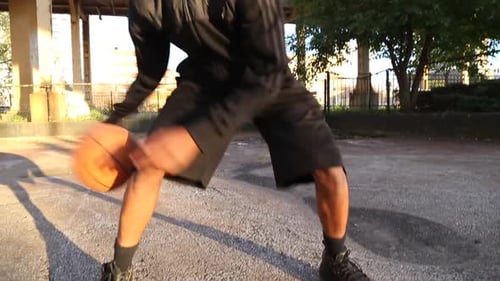 Zwei junge Männer spielen Straßenbasketball in der Stadt.
