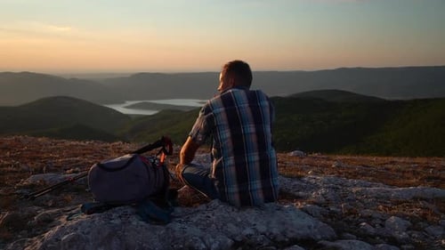 Erwachsener Mann Ruhen Sie sich aus, sitzen Sie auf einer Bergwanderung, reisen und den