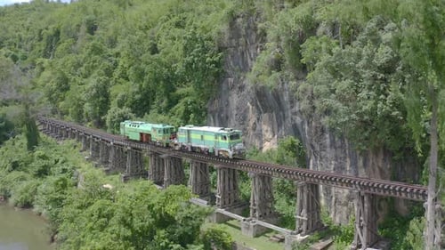 Vista aérea del antiguo tren clásico local tailandés sobre el puente del río Kwai
