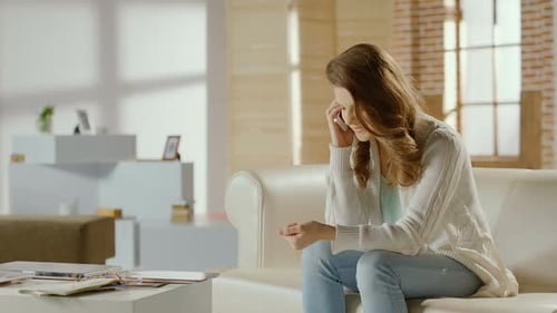 Mujer joven llamando, teniendo conversación telefónica, finalización de llamada