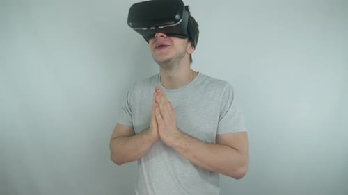 Junger Mann nutzt moderne Technologien der virtuellen Realität