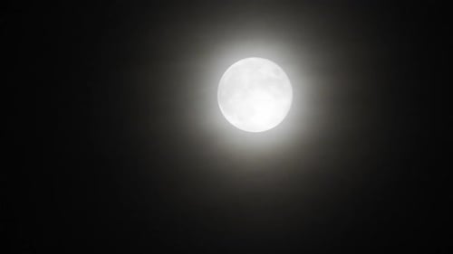 Mond mit Wolken in der Nacht. Gruselige Szene mit Vollmond und Wolken in einer dunklen Nacht