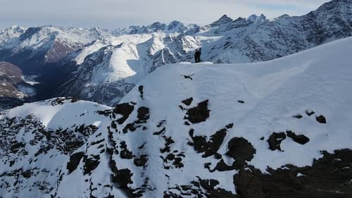 Vista aérea de la cordillera de Cheget en nieve en invierno en clima soleado y despejado