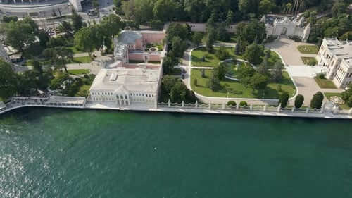 Le palais de Dolmabache et ses jardins le long du détroit du Bosphore