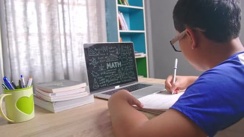 Junge lernt mit Computer