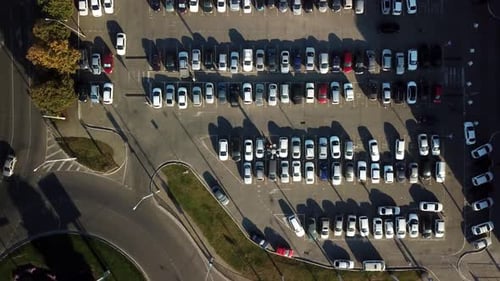 Luftaufnahme von Parkplätzen mit geparkten Autos