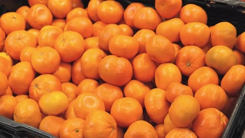 Escaparate con variedad de frutas en el supermercado