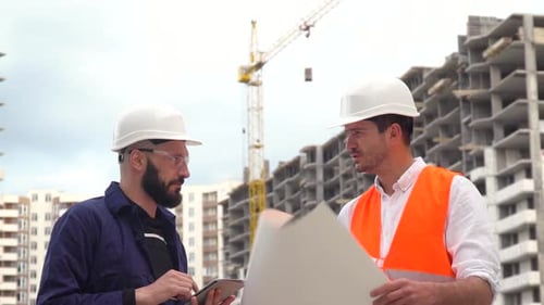 Architekt oder Ingenieur arbeitet, durchsucht Bauprojekt der Baustelle mit Blueprint-Plan