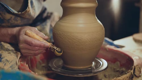 Le modèle de fabrication de potier sur pichet en argile, à l'aide d'un outil