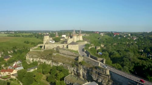 Luftaufnahme der Ruinen einer großen mittelalterlichen Burg in Europa