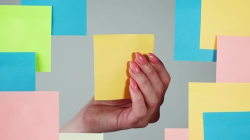 Etiqueta de nota em closeup de vidro transparente