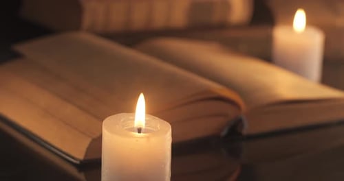 Brennende Kerzen und ein altes Buch